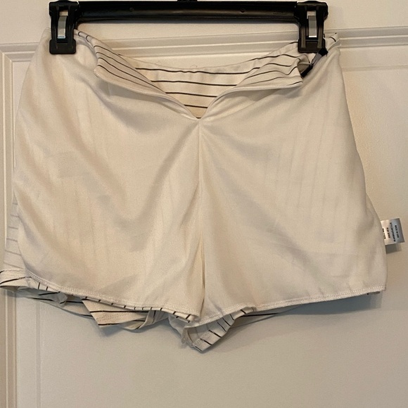 Lulus women’s small skort, cream with black stripes - Picture 5 of 7